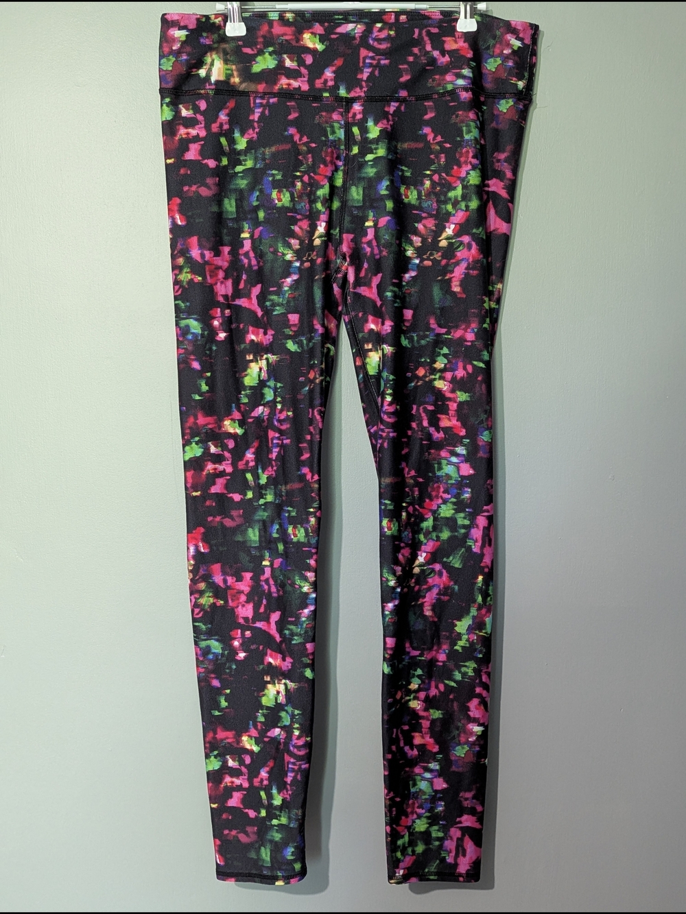 Fabletics Salar Women's High-Waist Multicolor Printed Cropped Capri Leggings - Picture 2 of 9